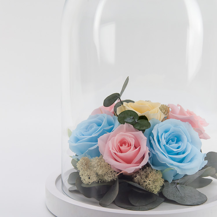 Стабилизированные розы в стеклянной колбе