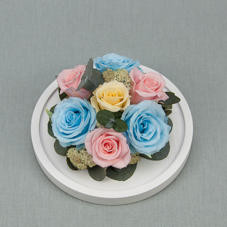 Стабилизированные розы в стеклянной колбе