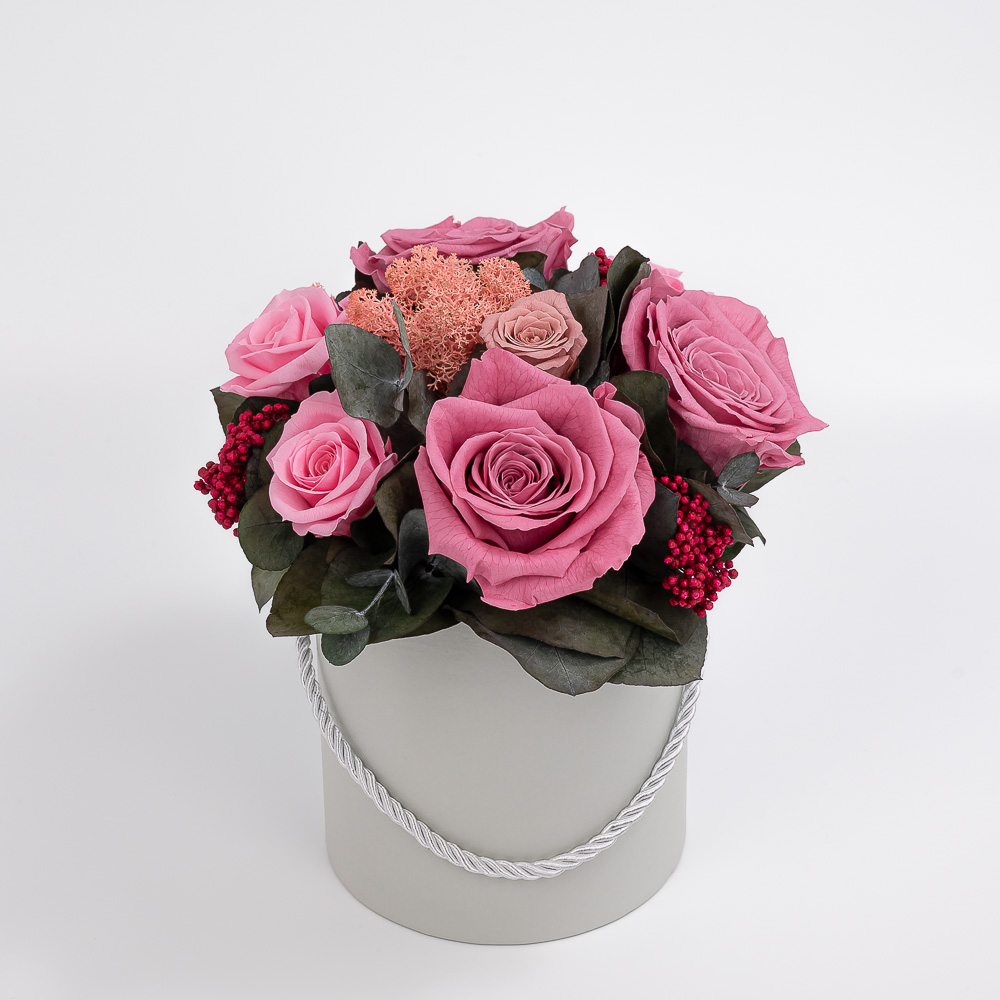 Preserved roses in a flower box