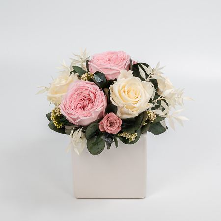 Stabilizuotų bijūninių rožių kompozicija