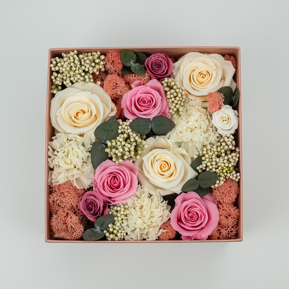 Стабилизированные цветы в коробке